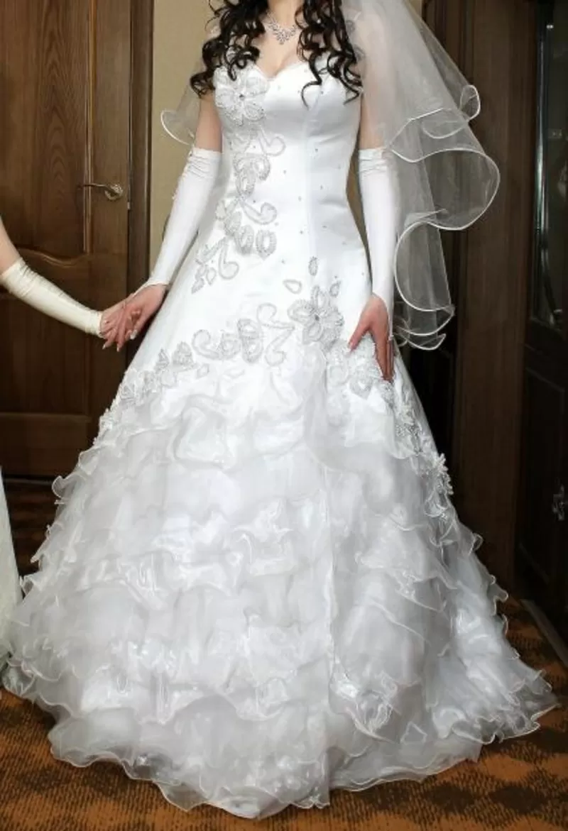 Продам свадебное платье,  белое,  на бретельках